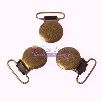 Três presilhas de metal redondas com acabamento bronze