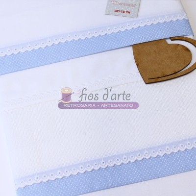 Toalha branca com bordado azul claro e renda branca, com etiqueta e cartão da marca fios d'arte