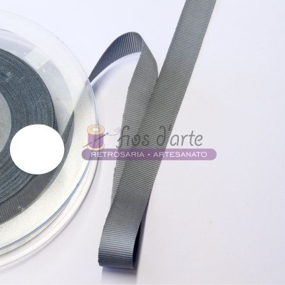 Fita de cetim cinza enrolada numa bobina plástica transparente com etiqueta 'fios d'arte'.