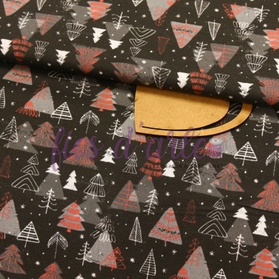 Tecido decorativo com padrão de árvores de Natal vermelhas, brancas e cinzentas em fundo castanho