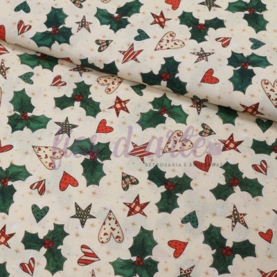 Tecido natalício com folhas de azevinho, corações e estrelas coloridas em fundo bege.