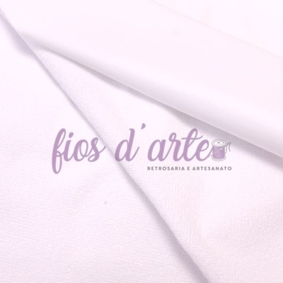 tecido branco com textura fina dobrado