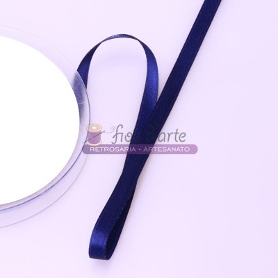 Rolo de fita de cetim azul escura com etiqueta em fundo lilás