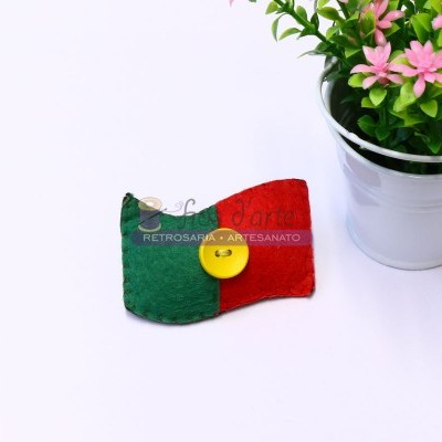 Carteira pequena em feltro verde e vermelho com botão amarelo