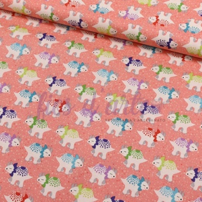 Tecido colorido com padrão de dinossauros em fundo coral