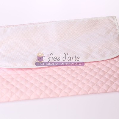 Lençol ou capa rosa claro matelassado com parte superior branca