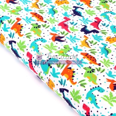 tecido branco com padrão colorido de dinossauros em várias cores