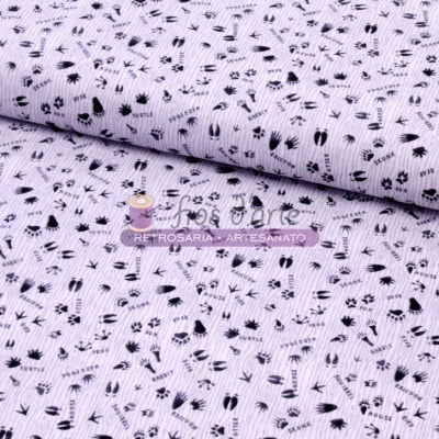 tecido branco com padrão de pequenas flores e folhas pretas e roxas