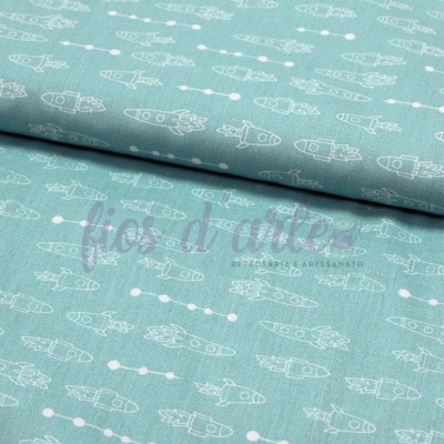 Tecido azul claro com padrão branco de foguetes e pontos