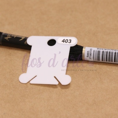 Agulha preta para bordado com etiqueta identificadora número 403.