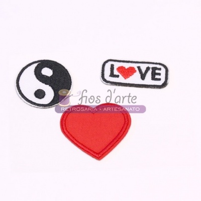 Três patches bordados: símbolo yin-yang, retângulo com LOVE e coração vermelho, coração vermelho sólido.