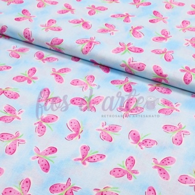 Tecido azul claro com padrão de morangos rosa pequenos repetidos
