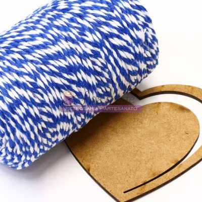Rolo de fio azul e branco com molduras de madeira em formato de coração