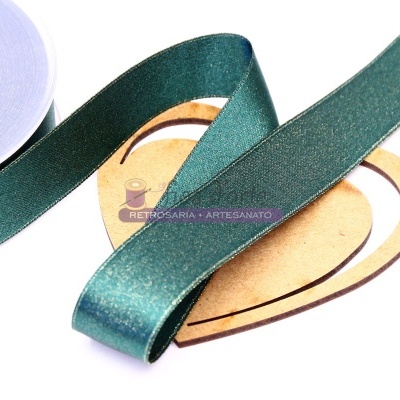 Fita de cetim verde escura com brilho sobre coração de madeira com texto e fita roxa ao lado