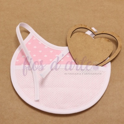 Babete rosa de bebé com padrão de corações brancos e enfeite de coração em madeira