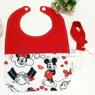 Babete vermelho e branco com estampado Mickey e Minnie Mouse e prendedor de biberão vermelho