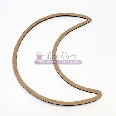 Moldura de madeira em forma de lua crescente sobre fundo branco.