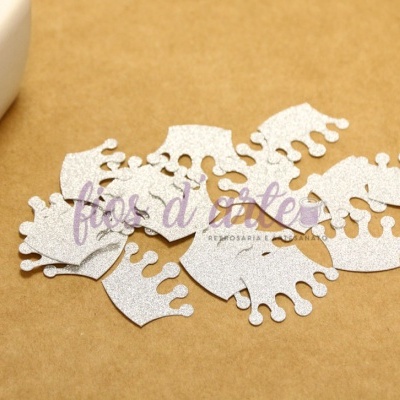 Recortes de papel em forma de coroa prateada sobre fundo castanho claro