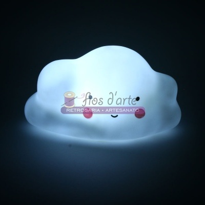 Lâmpada em forma de nuvem iluminada com texto 'Fios d'arte'