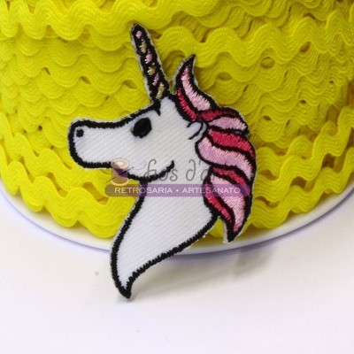 Aplicação em tecido de unicórnio branco com crina rosa sobre fita amarela ondulada