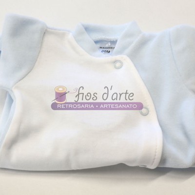 Body de bebé azul claro e branco com botões laterais e etiqueta tamanho 00M