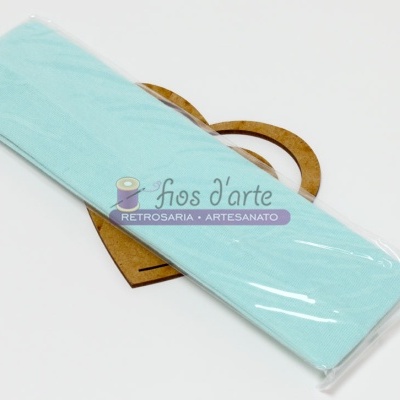 Pacote de tecido azul claro liso embalado em plástico transparente sobre base de madeira em forma de coração