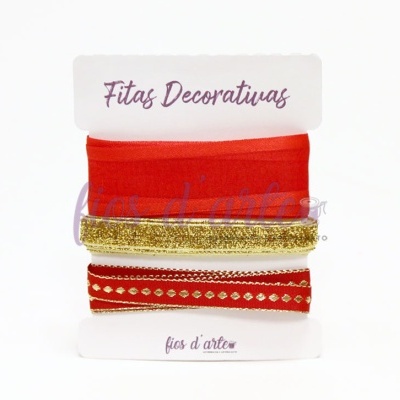 Conjunto de fitas decorativas vermelhas e douradas em embalagem branca com texto.