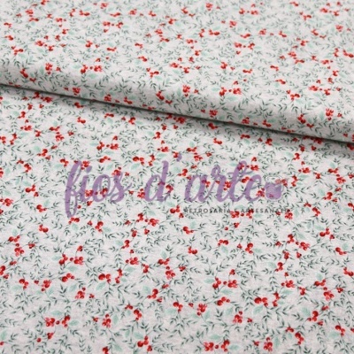 Tecido branco com padrão floral vermelho e verde