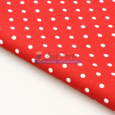 tecido vermelho com bolinhas brancas e etiqueta com texto