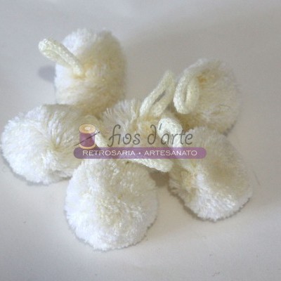 Pompons brancos felpudos com alças para pendurar