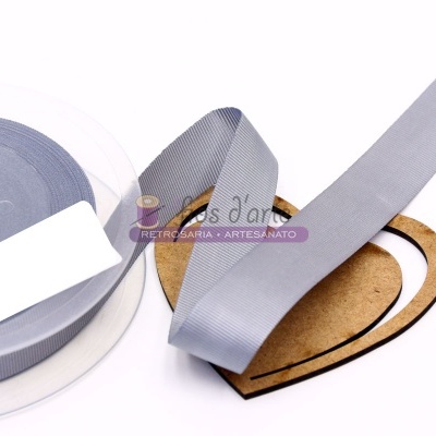 Fita de cetim cinza sobre suporte em forma de coração