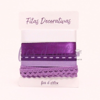 Três fitas decorativas lilás e roxas em cartão branco com texto