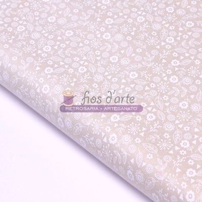 Tecido bege claro com padrão floral branco e logo fios d'arte