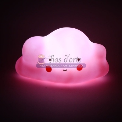 Luz decorativa em forma de nuvem cor de rosa com olhos e bochechas vermelhas
