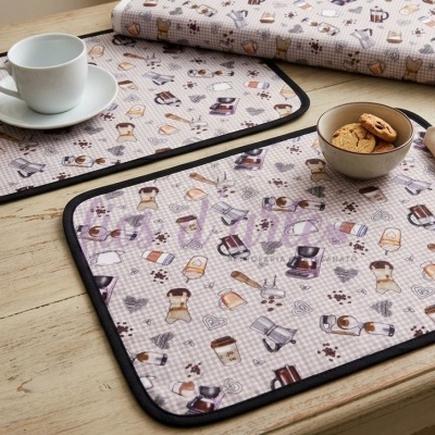Placements de tecido com padrão de café e utensílios para mesa sobre superfície de madeira clara