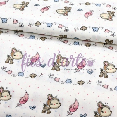 tecido branco com padrão repetido de desenhos de animais e folhas coloridos