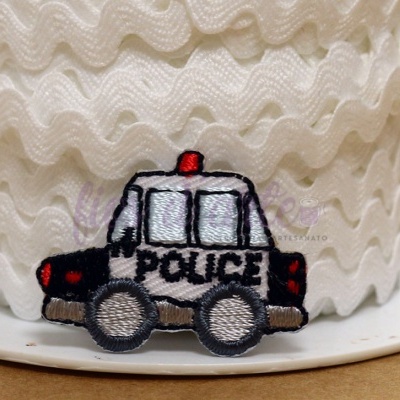 Fita de tecido branca ondulada com aplicação bordada de carro de polícia