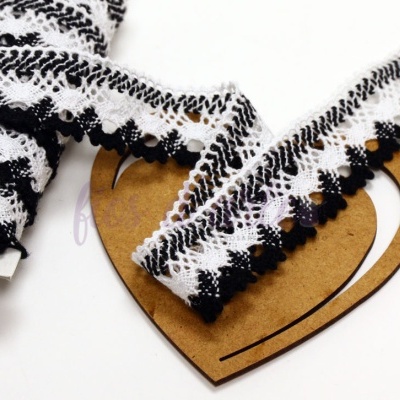 Fita de renda preta e branca sobre suporte em forma de coração