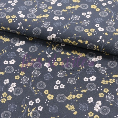 Tecido com padrão floral amarelo, branco e cinzento em fundo cinzento escuro