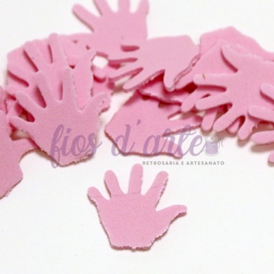 Recortes em espuma rosa em forma de mão sobre fundo branco