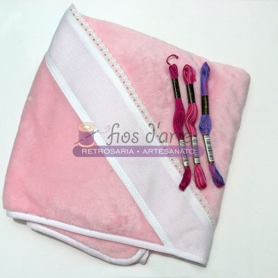 Pano de veludo rosa com borda branca e linhas para bordar