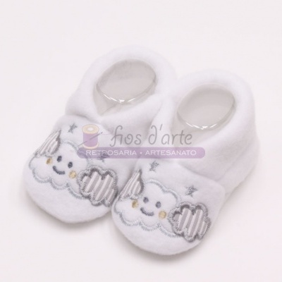 Sapatinhos de bebé brancos com bordados de nuvens e ursinho