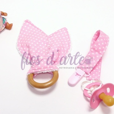 Conjunto chupeta, fita e mordedor rosa com bolinhas brancas