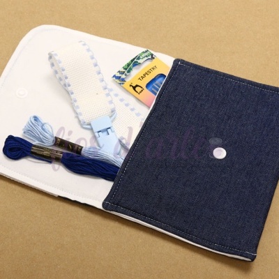 Carteira porta objetos azul escuro com interior branco e itens de bordado