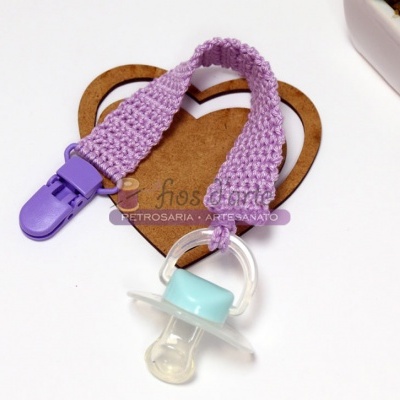 Chupeta com fita lilás e suporte em madeira em forma de coração