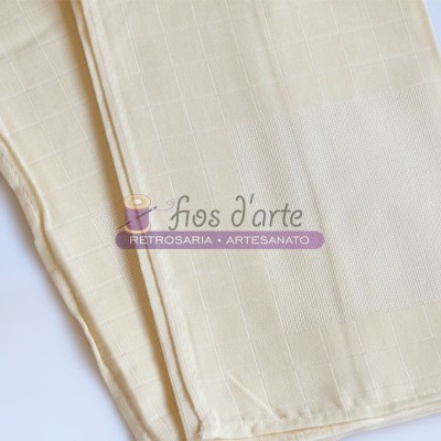 tecido bege claro com padrão de quadrados e textura visível