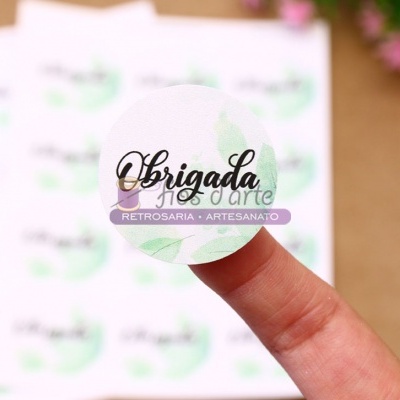 Etiqueta redonda branca com texto Obrigada BROGarte RETROSARIA ARTESANATO