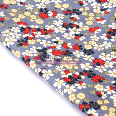 Tecido azul claro com padrão de flores coloridas pequenas