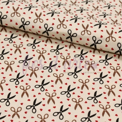 tecido bege com padrão de tesouras castanhas, pretas e vermelhas