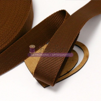 Rolo de fita em tecido castanho com cartão em forma de coração